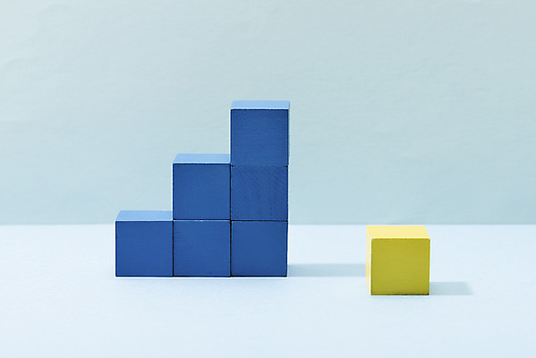 포토 JPG 스튜디오촬영 그래프 실내 사람없음 컬러풀 장난감 쌓기 여러개 블록 하락 오브젝트 교구 정사각형 상승 오르막 내리막 특별함 나무블록 강조 국내포토 도형 교육 컬러 다수 컨셉 모션 내부 목재 파일형식