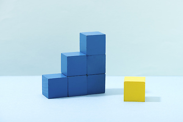 포토 JPG 스튜디오촬영 그래프 실내 사람없음 컬러풀 장난감 쌓기 여러개 블록 하락 오브젝트 교구 정사각형 상승 오르막 내리막 특별함 나무블록 강조 국내포토 도형 교육 컬러 다수 컨셉 모션 내부 목재 파일형식