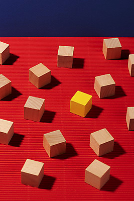 포토 JPG 스튜디오촬영 실내 그림자 사람없음 하이앵글 컬러풀 장난감 여러개 블록 오브젝트 교구 정사각형 특별함 나무블록 강조 국내포토 도형 교육 뷰포인트 컬러 다수 컨셉 내부 목재 파일형식