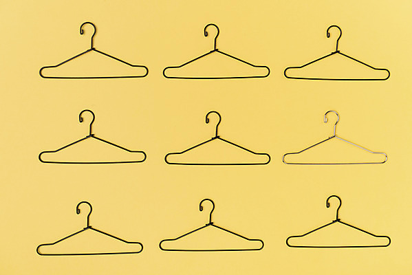 포토 JPG 스튜디오촬영 패턴 실내 사람없음 하이앵글 컬러풀 여러개 옷걸이 오브젝트 일렬 특별함 플랫레이 강조 국내포토 뷰포인트 컬러 다수 컨셉 무늬 내부 플랫 파일형식