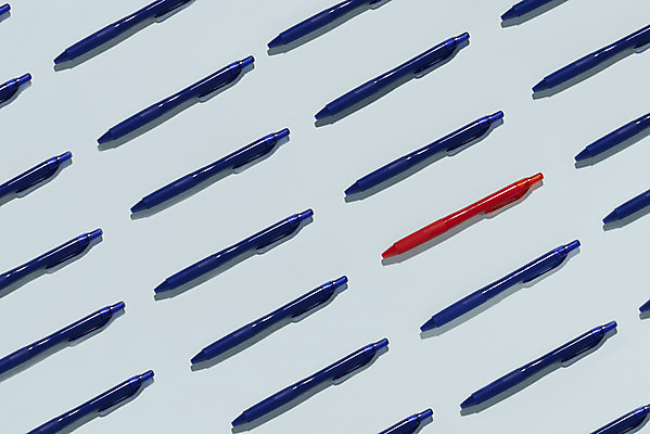 포토 JPG 스튜디오촬영 문구용품 실내 사람없음 하이앵글 컬러풀 필기구 펜 볼펜 사무용품 여러개 기록 오브젝트 일렬 특별함 플랫레이 강조 국내포토 뷰포인트 컬러 다수 컨셉 내부 플랫 파일형식