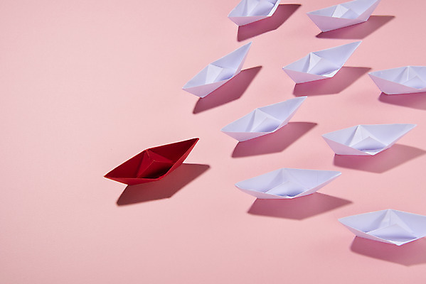 포토 JPG 스튜디오촬영 패턴 실내 사람없음 하이앵글 컬러풀 여러개 돛단배 입체 오브젝트 종이접기 종이배 돗단배 특별함 강조 국내포토 종이 뷰포인트 컬러 다수 컨셉 무늬 배_교통 내부 접기 파일형식