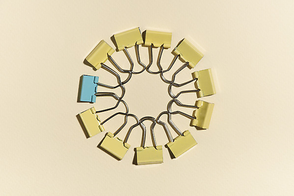 포토 JPG 스튜디오촬영 문구용품 실내 사람없음 하이앵글 컬러풀 사무용품 여러개 원형 오브젝트 서류집게 특별함 플랫레이 강조 국내포토 도형 뷰포인트 컬러 다수 컨셉 집게 내부 플랫 파일형식