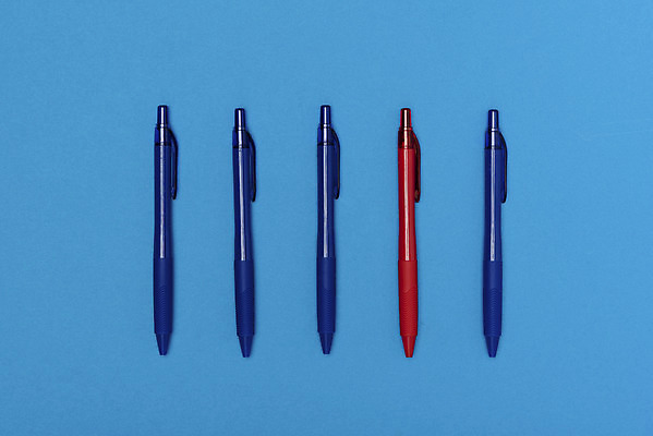 포토 JPG 스튜디오촬영 문구용품 실내 사람없음 하이앵글 컬러풀 필기구 펜 볼펜 사무용품 여러개 기록 오브젝트 일렬 특별함 플랫레이 강조 국내포토 뷰포인트 컬러 다수 컨셉 내부 플랫 파일형식