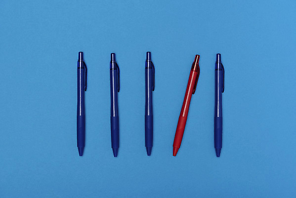 포토 JPG 스튜디오촬영 문구용품 실내 사람없음 하이앵글 컬러풀 필기구 펜 볼펜 사무용품 여러개 기록 오브젝트 일렬 특별함 플랫레이 강조 국내포토 뷰포인트 컬러 다수 컨셉 내부 플랫 파일형식