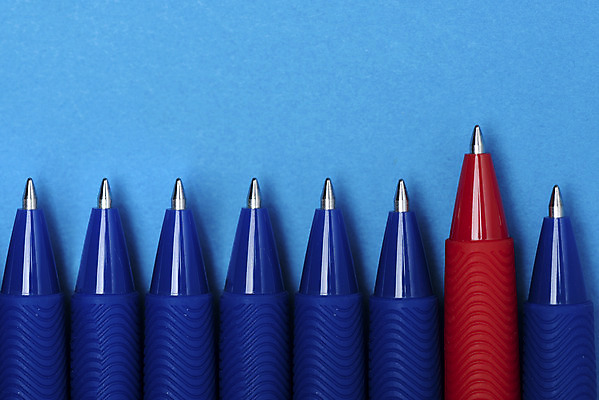 포토 JPG 스튜디오촬영 문구용품 실내 사람없음 하이앵글 컬러풀 필기구 펜 볼펜 사무용품 여러개 기록 오브젝트 일렬 특별함 플랫레이 강조 국내포토 뷰포인트 컬러 다수 컨셉 내부 플랫 파일형식