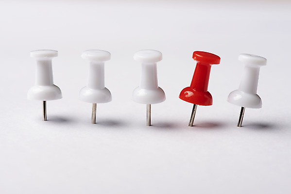 포토 JPG 스튜디오촬영 문구용품 실내 사람없음 하이앵글 컬러풀 사무용품 여러개 압정 오브젝트 일렬 고정 특별함 강조 국내포토 뷰포인트 컬러 다수 컨셉 내부 파일형식