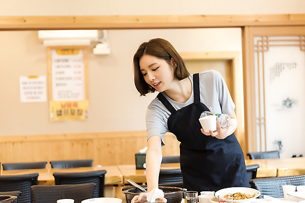 포토 JPG 식기 여학생 여자 음식 대학생 의자 탁자 실내 한명 서기 사람 상반신 20대 성인 앞모습 아웃포커스 식당 앞치마 한국인 청소 열정 정리 여대생 아르바이트 성인여자한명만 최저임금 비정규직 국내포토 1 학생 감정 뷰포인트 가구 비즈니스 모션 촬영기법 동양인 청년 내부 경제 상점 여자한명만 성인여자만 파일형식