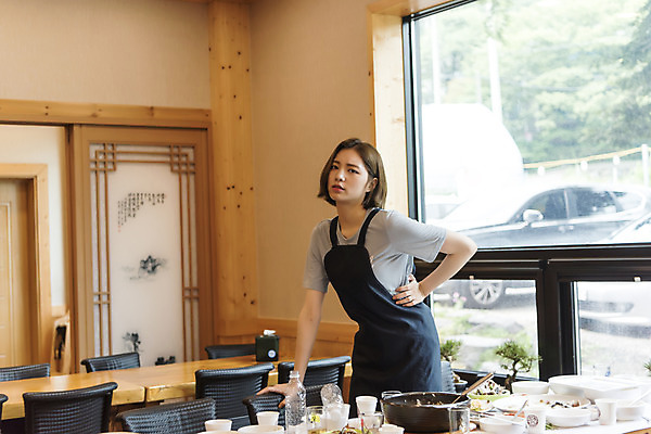 포토 JPG 식기 여학생 여자 음식 대학생 의자 탁자 실내 피곤 한명 서기 사람 상반신 20대 성인 옆모습 아웃포커스 식당 앞치마 한국인 청소 열정 정리 여대생 아르바이트 성인여자한명만 최저임금 비정규직 국내포토 1 학생 감정 뷰포인트 가구 컨셉 비즈니스 모션 촬영기법 동양인 청년 내부 경제 상점 여자한명만 성인여자만 파일형식