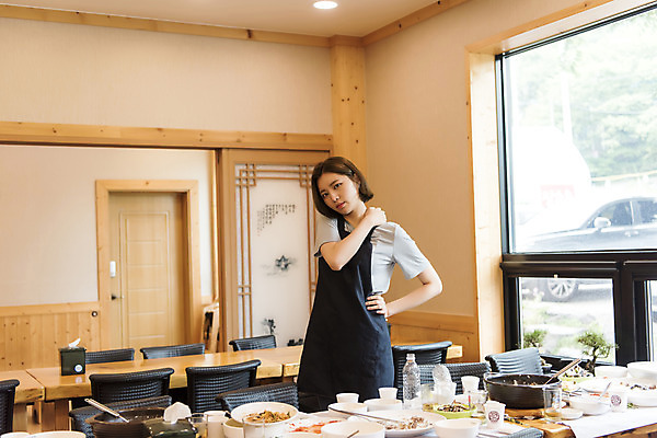 포토 JPG 식기 여학생 여자 음식 대학생 의자 탁자 실내 피곤 한명 서기 사람 상반신 20대 성인 앞모습 아웃포커스 식당 앞치마 한국인 청소 열정 정리 여대생 아르바이트 어깨통증 성인여자한명만 최저임금 비정규직 국내포토 1 학생 감정 뷰포인트 가구 컨셉 비즈니스 모션 촬영기법 동양인 청년 내부 경제 상점 질병 여자한명만 성인여자만 파일형식