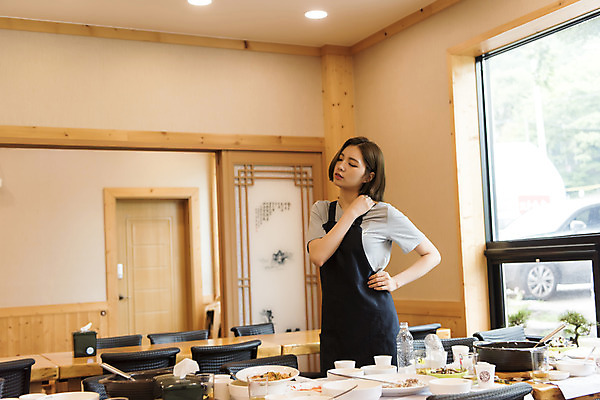 포토 JPG 식기 여학생 여자 음식 대학생 의자 탁자 실내 피곤 한명 서기 사람 상반신 20대 성인 앞모습 아웃포커스 식당 앞치마 한국인 청소 열정 정리 여대생 아르바이트 어깨통증 허리통증 성인여자한명만 최저임금 비정규직 국내포토 1 학생 감정 뷰포인트 가구 컨셉 비즈니스 모션 촬영기법 동양인 청년 내부 경제 상점 고통 질병 여자한명만 성인여자만 파일형식