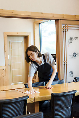 포토 JPG 여학생 여자 대학생 의자 탁자 실내 한명 서기 사람 상반신 20대 성인 옆모습 아웃포커스 식당 앞치마 한국인 열정 정리 닦기 여대생 아르바이트 성인여자한명만 최저임금 비정규직 소상공인 국내포토 직업 1 학생 감정 뷰포인트 가구 비즈니스 모션 촬영기법 동양인 청년 내부 경제 상점 상인 여자한명만 성인여자만 파일형식