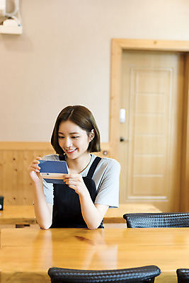 포토 JPG 여학생 여자 대학생 탁자 실내 한명 미소 들기 사람 앉기 상반신 20대 성인 앞모습 아웃포커스 식당 앞치마 한국인 즐거움 통장 열정 여대생 아르바이트 월급 성인여자한명만 최저임금 비정규직 소상공인 국내포토 직업 1 학생 감정 뷰포인트 가구 비즈니스 모션 촬영기법 표정 동양인 청년 내부 금융 경제 상점 상인 여자한명만 성인여자만 파일형식