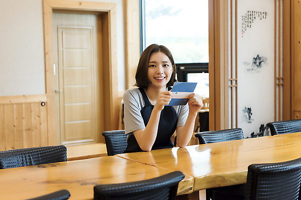 포토 JPG 여학생 여자 대학생 탁자 실내 한명 미소 들기 사람 앉기 상반신 20대 성인 앞모습 아웃포커스 식당 앞치마 즐거움 통장 열정 여대생 아르바이트 월급 성인여자한명만 최저임금 비정규직 국내포토 1 학생 감정 뷰포인트 가구 비즈니스 모션 촬영기법 표정 청년 내부 금융 경제 상점 여자한명만 성인여자만 파일형식