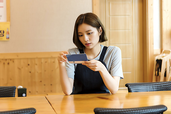 포토 JPG 여학생 여자 대학생 탁자 실내 피곤 한명 들기 사람 앉기 상반신 20대 성인 앞모습 아웃포커스 식당 앞치마 한국인 통장 열정 여대생 아르바이트 월급 성인여자한명만 최저임금 비정규직 소상공인 국내포토 직업 1 학생 감정 뷰포인트 가구 컨셉 비즈니스 모션 촬영기법 동양인 청년 내부 금융 경제 상점 상인 여자한명만 성인여자만 파일형식