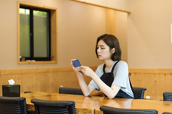 포토 JPG 여학생 여자 대학생 탁자 실내 피곤 한명 사람 앉기 상반신 20대 성인 옆모습 아웃포커스 식당 앞치마 한국인 통장 열정 여대생 아르바이트 월급 성인여자한명만 최저임금 비정규직 소상공인 국내포토 직업 1 학생 감정 뷰포인트 가구 컨셉 비즈니스 모션 촬영기법 동양인 청년 내부 금융 경제 상점 상인 여자한명만 성인여자만 파일형식