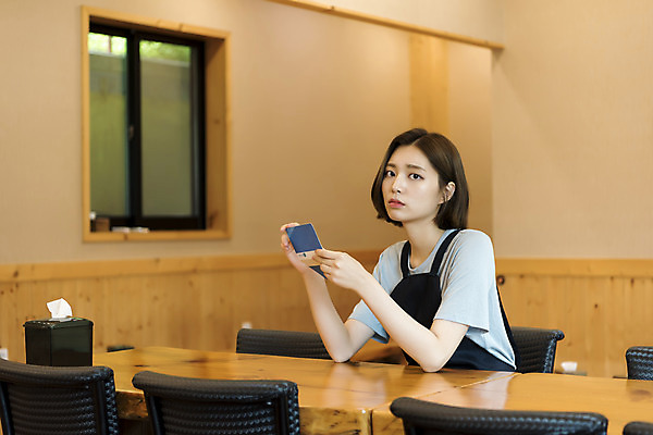 포토 JPG 여학생 여자 대학생 탁자 실내 피곤 한명 사람 앉기 상반신 20대 성인 옆모습 아웃포커스 식당 앞치마 한국인 통장 열정 여대생 아르바이트 월급 성인여자한명만 최저임금 비정규직 소상공인 국내포토 직업 1 학생 감정 뷰포인트 가구 컨셉 비즈니스 모션 촬영기법 동양인 청년 내부 금융 경제 상점 상인 여자한명만 성인여자만 파일형식