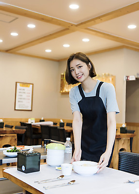 포토 JPG 여학생 여자 음식 대학생 탁자 실내 한명 서기 미소 사람 상반신 20대 성인 앞모습 아웃포커스 식당 앞치마 한국인 준비 열정 서빙 여대생 아르바이트 성인여자한명만 최저임금 비정규직 국내포토 1 학생 감정 뷰포인트 가구 비즈니스 모션 촬영기법 표정 동양인 청년 내부 경제 상점 여자한명만 성인여자만 파일형식