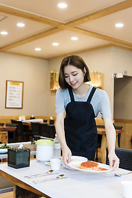 포토 JPG 여학생 여자 음식 대학생 탁자 실내 한명 서기 미소 사람 상반신 20대 성인 앞모습 아웃포커스 식당 앞치마 한국인 준비 열정 서빙 여대생 아르바이트 성인여자한명만 최저임금 비정규직 국내포토 1 학생 감정 뷰포인트 가구 비즈니스 모션 촬영기법 표정 동양인 청년 내부 경제 상점 여자한명만 성인여자만 파일형식
