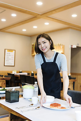 포토 JPG 여학생 여자 음식 대학생 탁자 실내 한명 서기 미소 사람 상반신 20대 성인 앞모습 아웃포커스 식당 앞치마 한국인 준비 열정 서빙 여대생 아르바이트 성인여자한명만 최저임금 비정규직 국내포토 1 학생 감정 뷰포인트 가구 비즈니스 모션 촬영기법 표정 동양인 청년 내부 경제 상점 여자한명만 성인여자만 파일형식