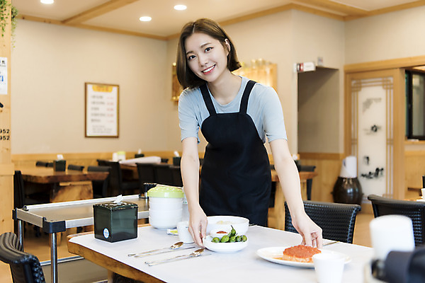 포토 JPG 여학생 여자 음식 대학생 탁자 실내 한명 서기 미소 사람 상반신 20대 성인 앞모습 아웃포커스 식당 앞치마 한국인 준비 열정 서빙 여대생 아르바이트 성인여자한명만 최저임금 비정규직 소상공인 국내포토 직업 1 학생 감정 뷰포인트 가구 비즈니스 모션 촬영기법 표정 동양인 청년 내부 경제 상점 상인 여자한명만 성인여자만 파일형식