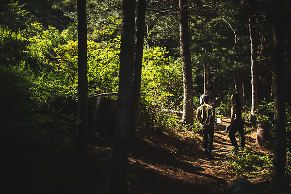 포토 JPG 주간 전신 여자 남자 레저 대화 미소 들기 사람 20대 성인 야외 옆모습 뒷모습 세명 여름 30대 레포츠 걷기 총 한국인 숲 즐거움 서바이벌 서바이벌게임 인제군 성인만 액티비티 국내포토 자연요소 계절 감정 무기 뷰포인트 모션 표정 말하기 동양인 청년 장년 게임 강원도 파일형식