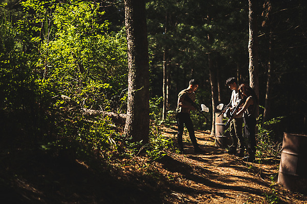 포토 JPG 주간 전신 여자 남자 레저 서기 들기 사람 20대 성인 야외 옆모습 여름 30대 레포츠 총 만지기 한국인 숲 즐거움 서바이벌 서바이벌게임 인제군 성인만 액티비티 국내포토 자연요소 계절 감정 무기 뷰포인트 모션 동양인 청년 장년 게임 강원도 파일형식
