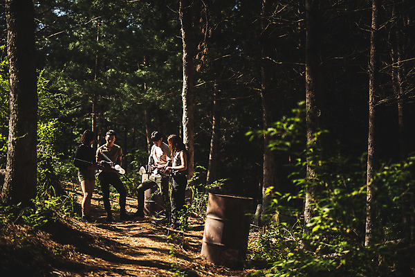 포토 JPG 주간 전신 응시 여자 남자 레저 서기 들기 사람 여러명 20대 성인 야외 앞모습 옆모습 여름 30대 레포츠 총 한국인 숲 즐거움 서바이벌 서바이벌게임 인제군 성인만 액티비티 알려주기 국내포토 자연요소 시선 계절 감정 무기 뷰포인트 다수 모션 동양인 청년 장년 게임 강원도 파일형식