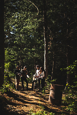 포토 JPG 주간 전신 응시 여자 남자 레저 서기 들기 사람 여러명 20대 성인 야외 앞모습 옆모습 여름 30대 레포츠 총 한국인 숲 즐거움 서바이벌 서바이벌게임 인제군 성인만 액티비티 알려주기 국내포토 자연요소 시선 계절 감정 무기 뷰포인트 다수 모션 동양인 청년 장년 게임 강원도 파일형식