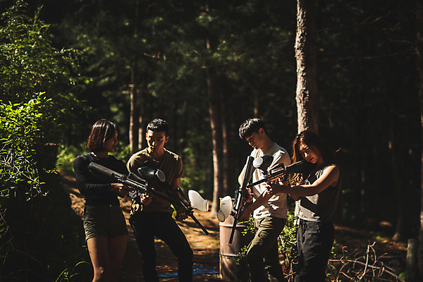 포토 JPG 주간 응시 여자 남자 레저 서기 들기 사람 여러명 상반신 20대 성인 야외 앞모습 옆모습 여름 30대 레포츠 총 한국인 숲 즐거움 서바이벌 서바이벌게임 인제군 성인만 액티비티 국내포토 자연요소 시선 계절 감정 무기 뷰포인트 다수 모션 동양인 청년 장년 게임 강원도 파일형식