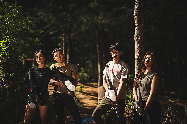 포토 JPG 주간 응시 여자 남자 레저 서기 들기 사람 여러명 상반신 20대 성인 야외 앞모습 여름 30대 레포츠 총 한국인 숲 집중 즐거움 서바이벌 서바이벌게임 인제군 성인만 액티비티 국내포토 자연요소 시선 계절 감정 무기 뷰포인트 다수 컨셉 모션 동양인 청년 장년 게임 강원도 파일형식