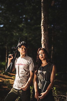 포토 JPG 주간 응시 여자 남자 레저 서기 들기 사람 상반신 성인 야외 두명 앞모습 여름 30대 레포츠 총 한국인 숲 집중 즐거움 주머니손 무장 서바이벌 서바이벌게임 인제군 성인만 액티비티 국내포토 자연요소 시선 계절 감정 무기 뷰포인트 컨셉 모션 동양인 장년 게임 강원도 파일형식