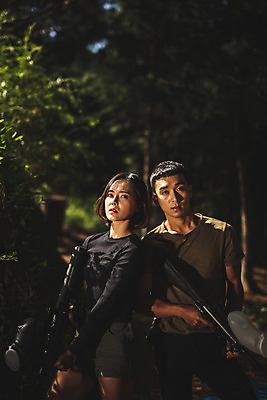 포토 JPG 주간 응시 여자 남자 레저 서기 들기 사람 상반신 20대 성인 야외 두명 앞모습 여름 레포츠 총 한국인 숲 집중 즐거움 서바이벌 서바이벌게임 인제군 성인만 액티비티 국내포토 자연요소 시선 계절 감정 무기 뷰포인트 컨셉 모션 동양인 청년 게임 강원도 파일형식