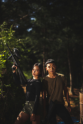 포토 JPG 주간 응시 여자 남자 레저 서기 들기 사람 상반신 20대 성인 야외 두명 앞모습 여름 레포츠 총 한국인 숲 즐거움 서바이벌 서바이벌게임 인제군 성인만 액티비티 국내포토 자연요소 시선 계절 감정 무기 뷰포인트 모션 동양인 청년 게임 강원도 파일형식