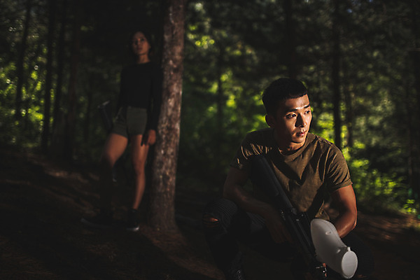 포토 JPG 주간 전신 응시 여자 남자 레저 서기 들기 사람 앉기 20대 성인 야외 두명 앞모습 여름 레포츠 기댐 총 한국인 숲 즐거움 서바이벌 서바이벌게임 인제군 성인만 액티비티 국내포토 자연요소 시선 계절 감정 무기 뷰포인트 모션 동양인 청년 게임 강원도 파일형식