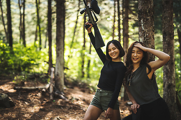 포토 JPG 주간 여자 포즈 레저 서기 미소 들기 사람 손짓 상반신 20대 성인 야외 두명 앞모습 여름 30대 레포츠 기댐 총 한국인 숲 즐거움 서바이벌 서바이벌게임 인제군 성인여자만 액티비티 국내포토 자연요소 계절 감정 무기 뷰포인트 모션 표정 동양인 청년 장년 게임 강원도 여자만 성인만 파일형식