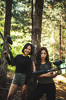 포토 JPG 주간 여자 레저 서기 미소 들기 사람 상반신 20대 성인 야외 두명 앞모습 여름 30대 레포츠 기댐 총 한국인 숲 즐거움 서바이벌 서바이벌게임 인제군 성인여자만 액티비티 국내포토 자연요소 계절 감정 무기 뷰포인트 모션 표정 동양인 청년 장년 게임 강원도 여자만 성인만 파일형식