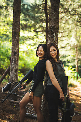 포토 JPG 주간 여자 포즈 레저 서기 미소 들기 사람 상반신 20대 성인 야외 두명 옆모습 여름 30대 레포츠 기댐 총 한국인 등맞대기 숲 즐거움 서바이벌 서바이벌게임 인제군 성인여자만 액티비티 국내포토 자연요소 계절 감정 무기 뷰포인트 모션 표정 동양인 청년 장년 게임 강원도 여자만 성인만 파일형식