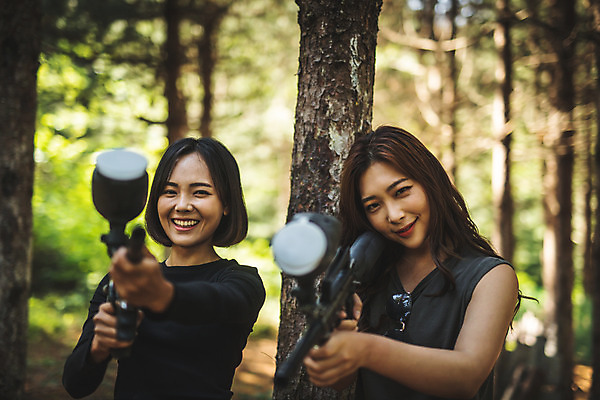 포토 JPG 주간 응시 여자 레저 서기 미소 들기 사람 상반신 20대 성인 야외 두명 앞모습 여름 30대 레포츠 총 한국인 숲 즐거움 서바이벌 서바이벌게임 인제군 성인여자만 액티비티 국내포토 자연요소 시선 계절 감정 무기 뷰포인트 모션 표정 동양인 청년 장년 게임 강원도 여자만 성인만 파일형식