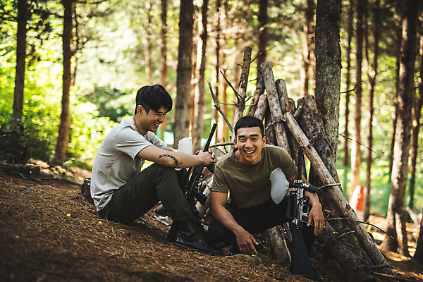 포토 JPG 주간 전신 응시 남자 레저 미소 사람 앉기 20대 성인 야외 두명 앞모습 옆모습 여름 30대 레포츠 총 한국인 잡기 숲 즐거움 서바이벌 서바이벌게임 인제군 성인남자만 액티비티 국내포토 자연요소 시선 계절 감정 무기 뷰포인트 모션 표정 동양인 청년 장년 게임 강원도 남자만 성인만 파일형식