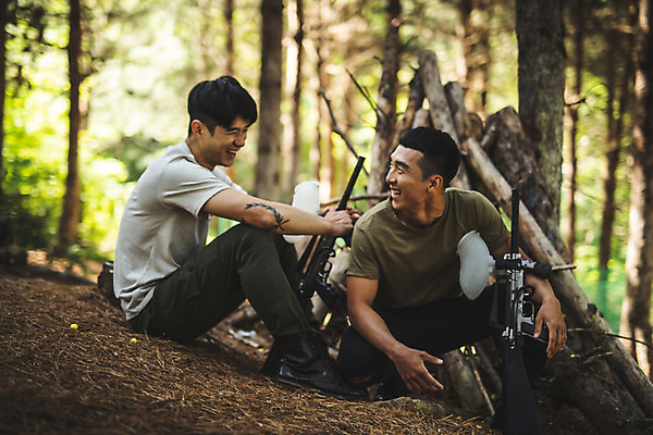 포토 JPG 주간 전신 응시 남자 레저 미소 사람 앉기 20대 성인 야외 두명 옆모습 여름 30대 레포츠 마주보기 총 한국인 잡기 숲 즐거움 서바이벌 서바이벌게임 인제군 성인남자만 액티비티 국내포토 자연요소 시선 계절 감정 무기 뷰포인트 모션 표정 동양인 청년 장년 게임 강원도 남자만 성인만 파일형식