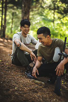 포토 JPG 주간 전신 응시 남자 레저 미소 사람 앉기 20대 성인 야외 두명 앞모습 여름 30대 레포츠 한국인 잡기 숲 즐거움 서바이벌 서바이벌게임 인제군 성인남자만 액티비티 국내포토 자연요소 시선 계절 감정 뷰포인트 모션 표정 동양인 청년 장년 게임 강원도 남자만 성인만 파일형식
