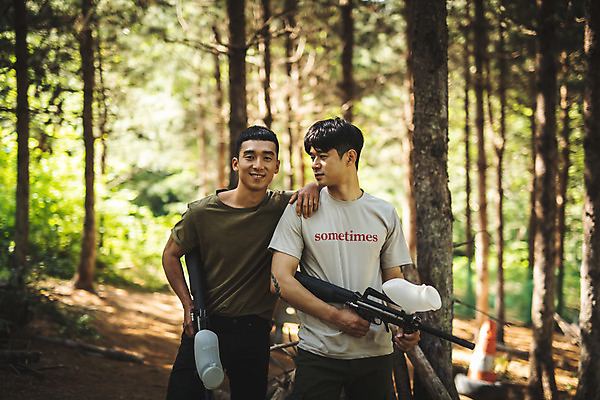 포토 JPG 주간 응시 남자 레저 서기 미소 사람 상반신 20대 성인 야외 두명 앞모습 여름 30대 레포츠 총 한국인 잡기 숲 즐거움 서바이벌 서바이벌게임 인제군 성인남자만 어깨에손 액티비티 국내포토 자연요소 시선 계절 감정 무기 뷰포인트 모션 표정 동양인 청년 장년 게임 강원도 남자만 성인만 파일형식