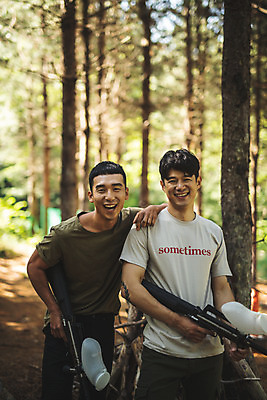 포토 JPG 주간 응시 남자 레저 서기 미소 사람 상반신 20대 성인 야외 두명 앞모습 여름 30대 레포츠 총 한국인 잡기 숲 즐거움 서바이벌 서바이벌게임 인제군 성인남자만 어깨에손 액티비티 국내포토 자연요소 시선 계절 감정 무기 뷰포인트 모션 표정 동양인 청년 장년 게임 강원도 남자만 성인만 파일형식