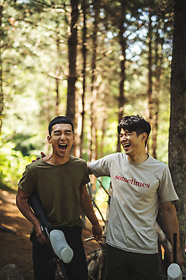 포토 JPG 주간 응시 남자 레저 서기 미소 사람 상반신 20대 성인 야외 두명 앞모습 여름 30대 레포츠 총 한국인 잡기 숲 즐거움 서바이벌 서바이벌게임 인제군 성인남자만 액티비티 국내포토 자연요소 시선 계절 감정 무기 뷰포인트 모션 표정 동양인 청년 장년 게임 강원도 남자만 성인만 파일형식
