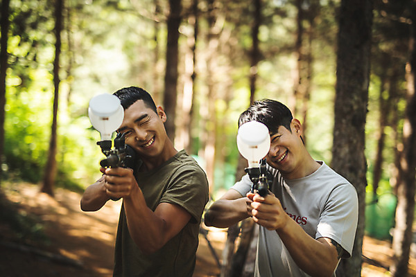 포토 JPG 주간 응시 남자 레저 서기 미소 들기 사람 상반신 20대 성인 야외 두명 앞모습 여름 30대 레포츠 총 한국인 잡기 숲 즐거움 서바이벌 서바이벌게임 인제군 성인남자만 액티비티 국내포토 자연요소 시선 계절 감정 무기 뷰포인트 모션 표정 동양인 청년 장년 게임 강원도 남자만 성인만 파일형식