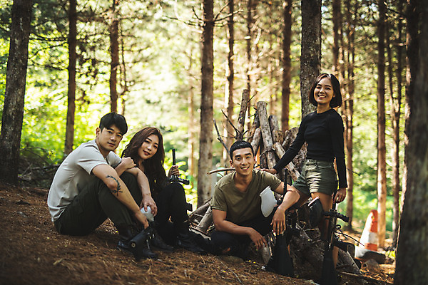 포토 JPG 주간 전신 응시 여자 남자 레저 서기 미소 사람 앉기 여러명 20대 성인 야외 앞모습 옆모습 여름 30대 레포츠 팔짱 기댐 총 한국인 잡기 숲 즐거움 서바이벌 서바이벌게임 인제군 성인만 액티비티 국내포토 자연요소 시선 계절 감정 무기 뷰포인트 다수 모션 표정 동양인 청년 장년 게임 강원도 파일형식