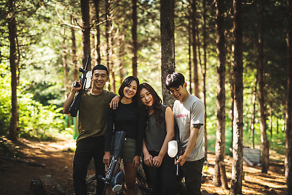 포토 JPG 주간 응시 여자 남자 레저 서기 미소 들기 사람 여러명 상반신 20대 성인 야외 앞모습 여름 30대 레포츠 기댐 한국인 숲 즐거움 서바이벌 서바이벌게임 인제군 성인만 어깨에손 액티비티 국내포토 자연요소 시선 계절 감정 뷰포인트 다수 모션 표정 동양인 청년 장년 게임 강원도 파일형식