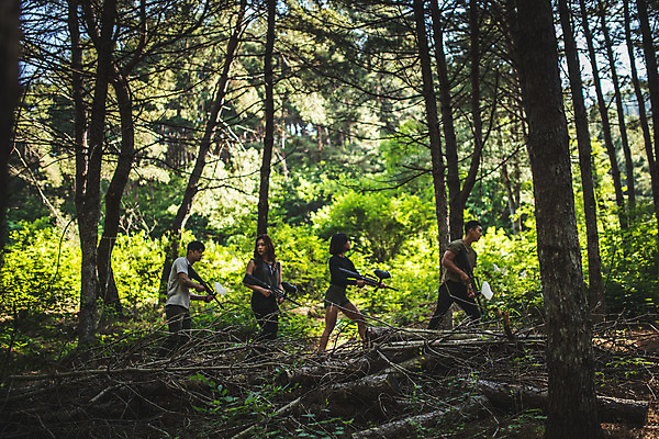 포토 JPG 주간 전신 응시 여자 남자 레저 서기 들기 사람 여러명 20대 성인 야외 옆모습 여름 30대 레포츠 걷기 총 한국인 잡기 숲 즐거움 서바이벌 서바이벌게임 인제군 성인만 액티비티 국내포토 자연요소 시선 계절 감정 무기 뷰포인트 다수 모션 동양인 청년 장년 게임 강원도 파일형식
