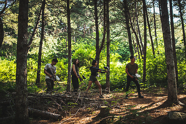 포토 JPG 주간 전신 응시 여자 남자 레저 서기 들기 사람 여러명 20대 성인 야외 옆모습 여름 30대 레포츠 걷기 총 한국인 잡기 숲 즐거움 서바이벌 서바이벌게임 인제군 성인만 액티비티 국내포토 자연요소 시선 계절 감정 무기 뷰포인트 다수 모션 동양인 청년 장년 게임 강원도 파일형식